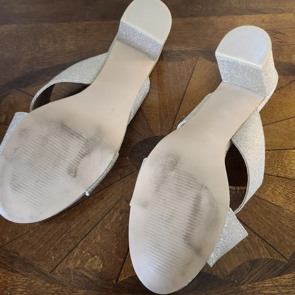 Heels/Pumps - Picture 4 of 5